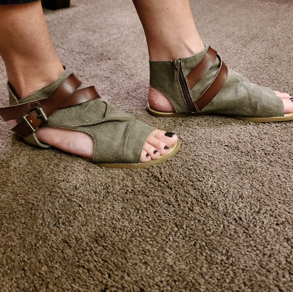 Ankle gladiator sandal